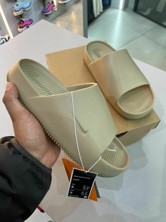 Chinelo Nike Calm Slide Brown na internet