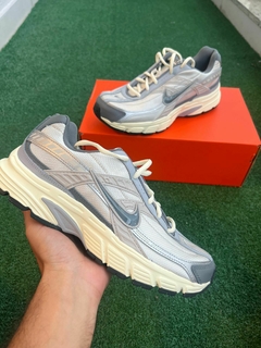 Nike Initiator Silver Off