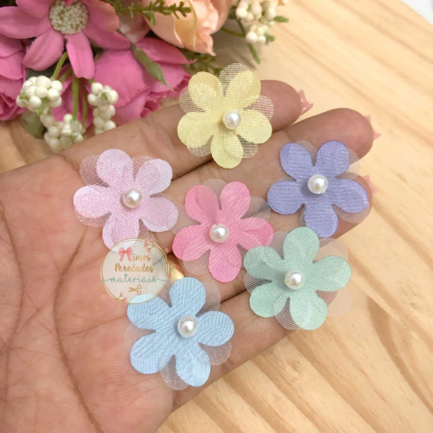 Mini flor de cetim com organza e pérola - 5 unidades