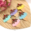 Aplique sorvete com calda de chocolate em biscuit curvado G - unidade