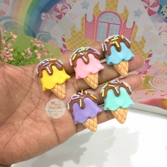 Aplique sorvete com calda em biscuit M - unidade