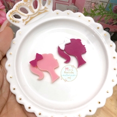 Aplique de acrílico Silhueta Barbie com lacinho 3cm - unidade