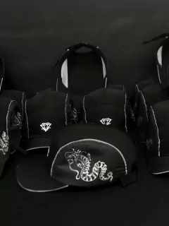 BONÉ FIVE PANEL REFLETIVO BLACK GREY FIRE DRAGON - LIMITADO EM 30 UNIDADES na internet
