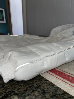 PUFFER JACKET OFF WHITE IMPERMEAVEL FIRE DRAGON - 29 UNIDADES DISPONIVEL - Ostenta Gang