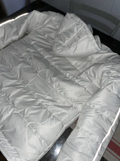 PUFFER JACKET OFF WHITE IMPERMEAVEL FIRE DRAGON - 29 UNIDADES DISPONIVEL