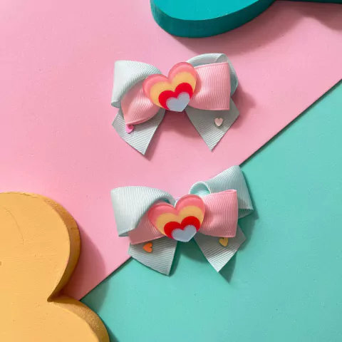 Bico de Pato Infantil Laço Tecido Azul Claro/Rosa Aplique Coração