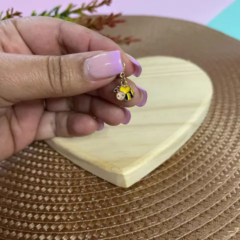 Berloque Infantil Abelhinha Resinada Folheado a Ouro