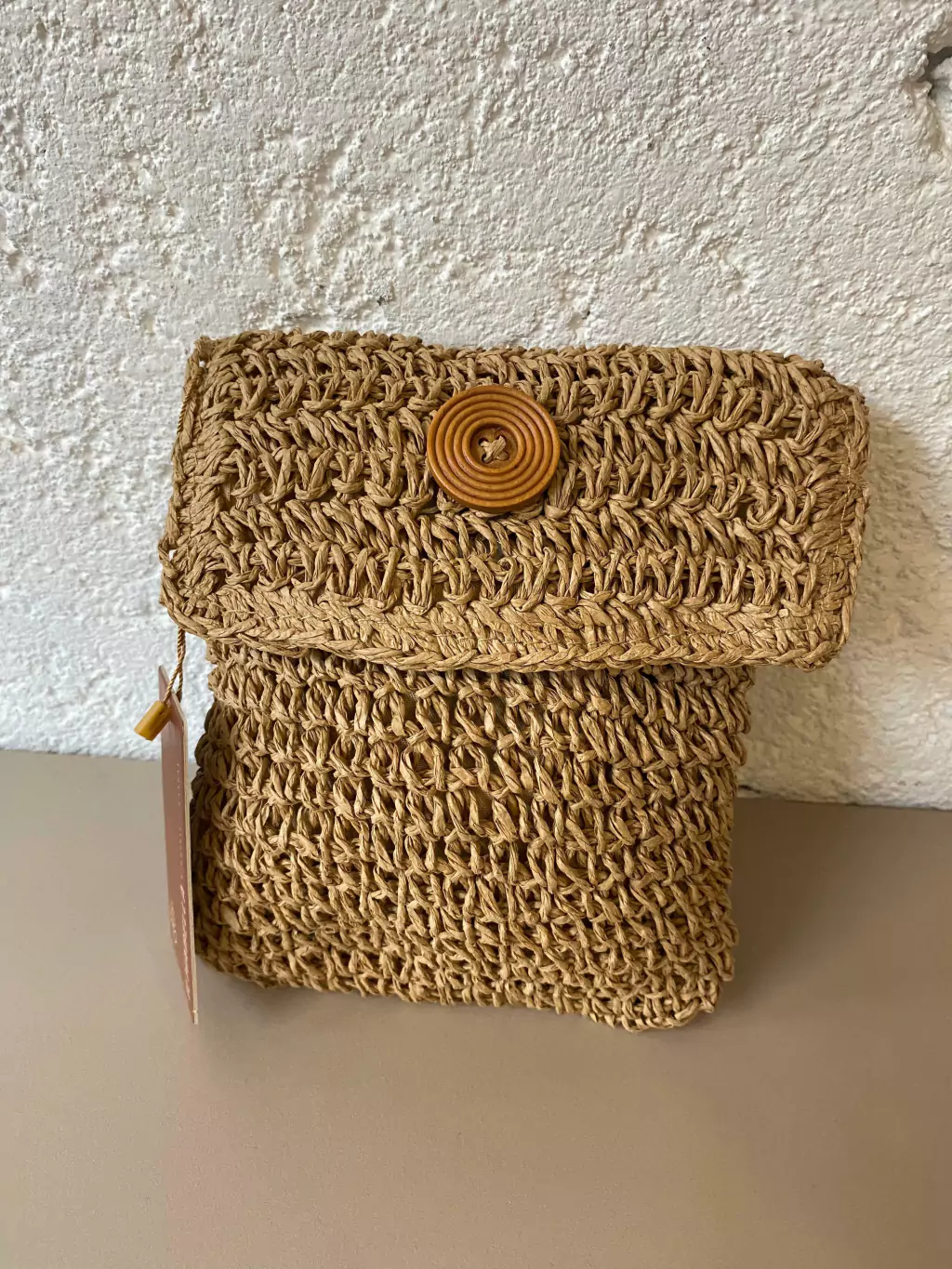 Bolsa de Palha Caramelo Detalhe Botão de Madeira