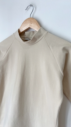 8560 Remera Gusmán Beige TXL - comprar online