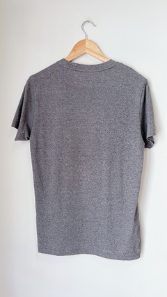 9956 Remera Aeropostale Gris TS en internet