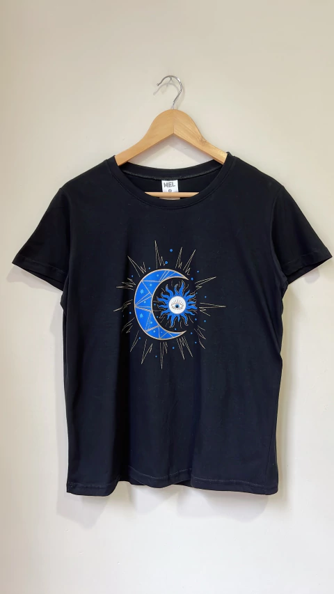 1420 Remera "Luna" Negro T4/5 pequeño