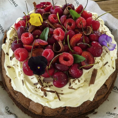 MARQUISE DE CHOCOLATE CON CURD DE LIMA Y CREMA