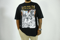 Camiseta Jesus Movement. Cristã, unissex, modelo oversized e na cor preta.  A estampa mostra os grandes momentos do avivamento da década de 70