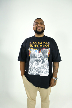 Camiseta Jesus Movement. Cristã, unissex, modelo oversized e na cor preta.  A estampa mostra os grandes momentos do avivamento da década de 70