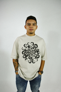 Camiseta oversized bege, unissex, estampa cristã personalizada da loja Restored,