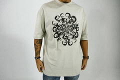Camiseta oversized bege, unissex, estampa cristã personalizada da loja Restored,