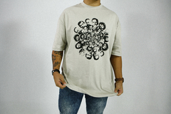 Camiseta oversized bege, unissex, estampa cristã personalizada da loja Restored,