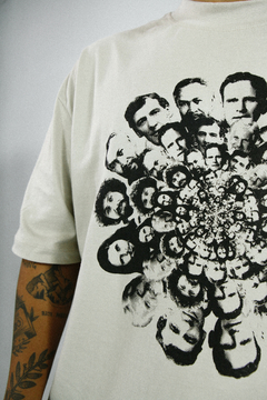 Camiseta oversized bege, unissex, estampa cristã personalizada da loja Restored,