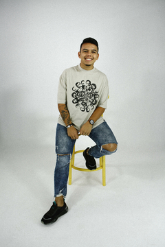 Camiseta oversized bege, unissex, estampa cristã personalizada da loja Restored,