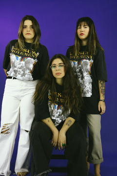 Camiseta Jesus Movement. Cristã, unissex, modelo oversized e na cor preta.  A estampa mostra os grandes momentos do avivamento da década de 70