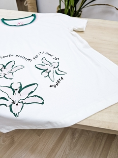 REMERA FLOWER (RE0465) - tienda online