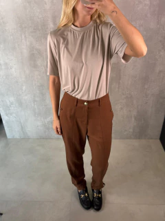 Imagem do CALÇA ALFAIATARIA CENOURA LINHO BOTÕES NOGUEIRA