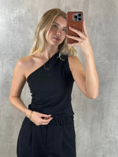 BLUSA OMBRO ÚNICO CREPE DE MALHA PRETA