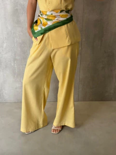 CALÇA ALFAIATARIA AMPLA COM LINHO AMARELO RÁFIA