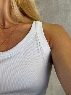 REGATA DECOTE U EM MALHA FRIA CANELADA BRANCA. - loja online