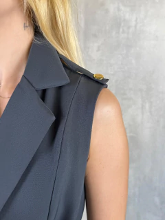 COLETE ALONGADO ALF CARGO BOTÃO DOURADO CHUMBO - Navy Store