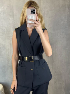 Imagem do COLETE ALONGADO ALF CARGO BOTÃO DOURADO CHUMBO