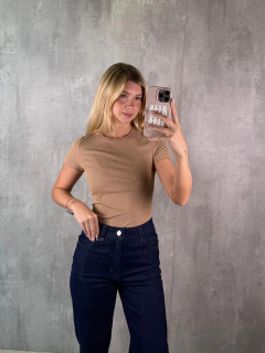 TSHIRT MANGA CURTA EM MALHA FRIA CANELADA BEGE CARÁ - comprar online