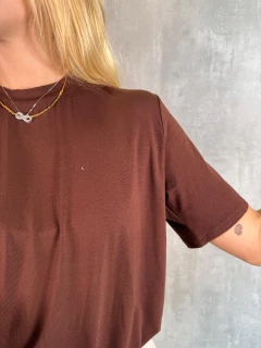 T-SHIRT ESSENTIAL GOLA CARECA CHOCO - Navy Store