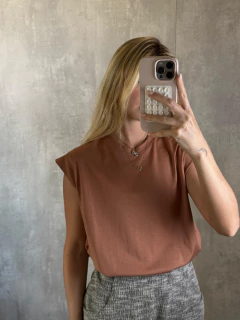 MUSCLE TEE NEW ALGODÃO PRIME MOCHA MOUSSE na internet