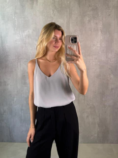 BLUSA ALCINHA CREPE CINZA ICE - Navy Store