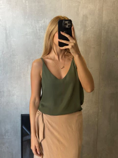 Imagem do BLUSA ALCINHA CREPE DARK OLIVA