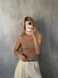 REGATA DECOTE U EM MALHA FRIA CANELADA BEGE CARÁ na internet