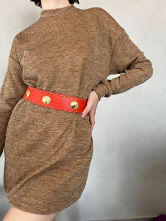 CINTO EM COURO VAQUETA TACHAS E MOEDAS - comprar online