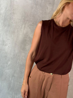 Imagem do REGATA RECORTE ESSENTIAL CHOCO