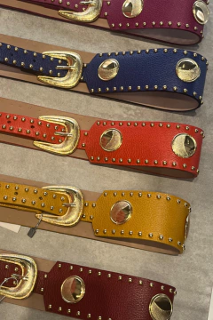 CINTO EM COURO VAQUETA TACHAS E MOEDAS