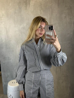 SHORTS BOLSO TRICOLINE LISTRADO MARINHO