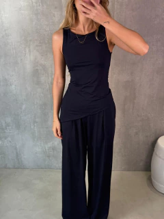 REGATA ASSIMÉTRICA EM MALHA FRIA PRETA