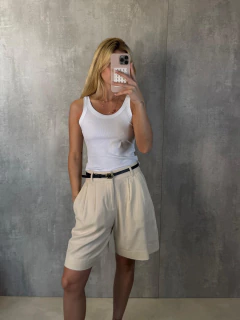 Imagem do REGATA DECOTE U EM MALHA FRIA CANELADA BRANCA.