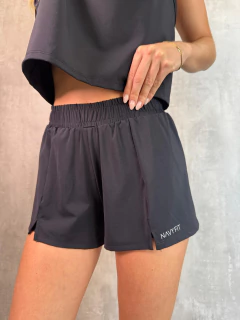 SHORTS RUNNER TECHNO PRETO.