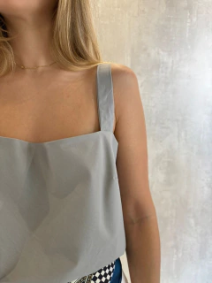 BLUSA DECOTE RETO EM TRICOLINE CINZA NEVOA - Navy Store