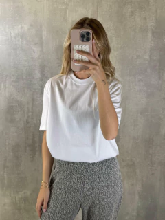 T-SHIRT OVER ALGODÃO PRIME BRANCA na internet