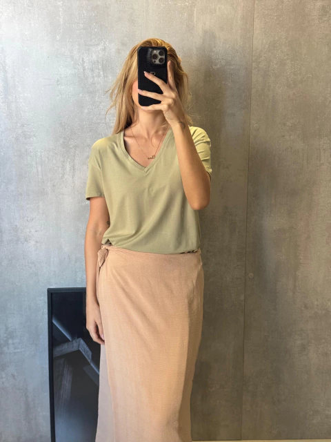 T-SHIRT ESSENTIAL GOLA V VERDE ALECRIM - comprar online