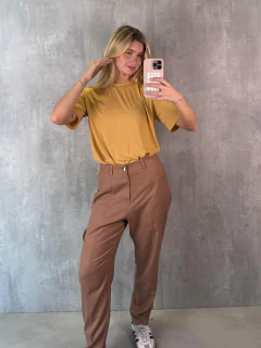 T-SHIRT ESSENTIAL GOLA CARECA AMARELO SAHARA na internet