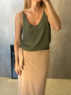 BLUSA ALCINHA CREPE DARK OLIVA - Navy Store