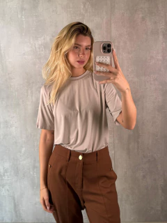 T-SHIRT ESSENTIAL GOLA CARECA CINZA PLATINA - comprar online